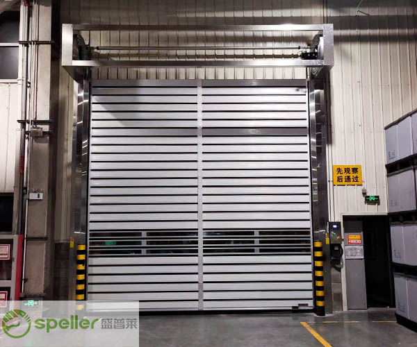 廠房換掉舊門平開門選硬質快速門，密封性更強，效率更高